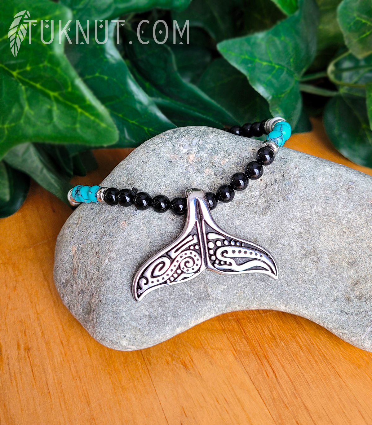 Collier d'inspiration autochtone avec pendentif (queue de baleine) en acier inoxydable avec onyx, turquoise et howlite (couleurs : noir, turquoise, blanc et argent) TUKNUT