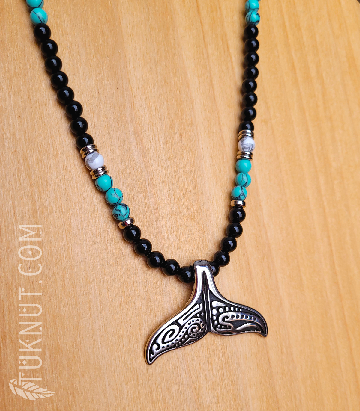 Collier d'inspiration autochtone avec pendentif (queue de baleine) en acier inoxydable avec onyx, turquoise et howlite (couleurs : noir, turquoise, blanc et argent) TUKNUT