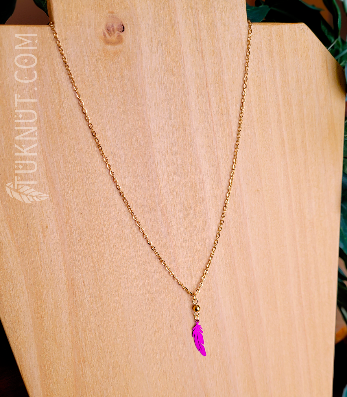Collier d'inspiration autochtone en acier inoxydable avec pendentif (Plume) • (or et choix de couleurs de plumes : rose, vert, bleu, blanc, mauve, noir, bleu ciel, rouge ou aqua) TUKNUT