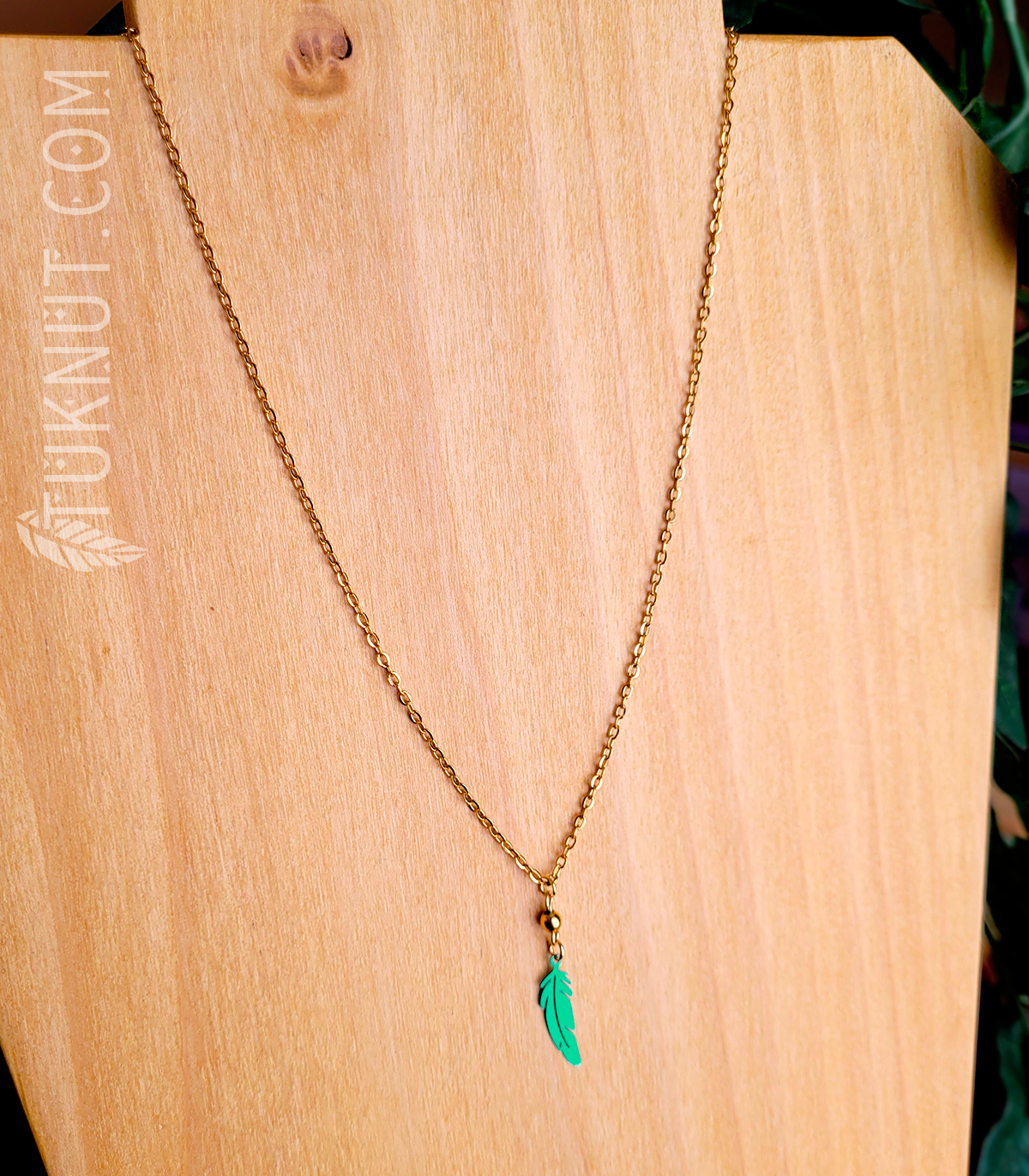 Collier d'inspiration autochtone en acier inoxydable avec pendentif (Plume) • (or et choix de couleurs de plumes : rose, vert, bleu, blanc, mauve, noir, bleu ciel, rouge ou aqua) TUKNUT