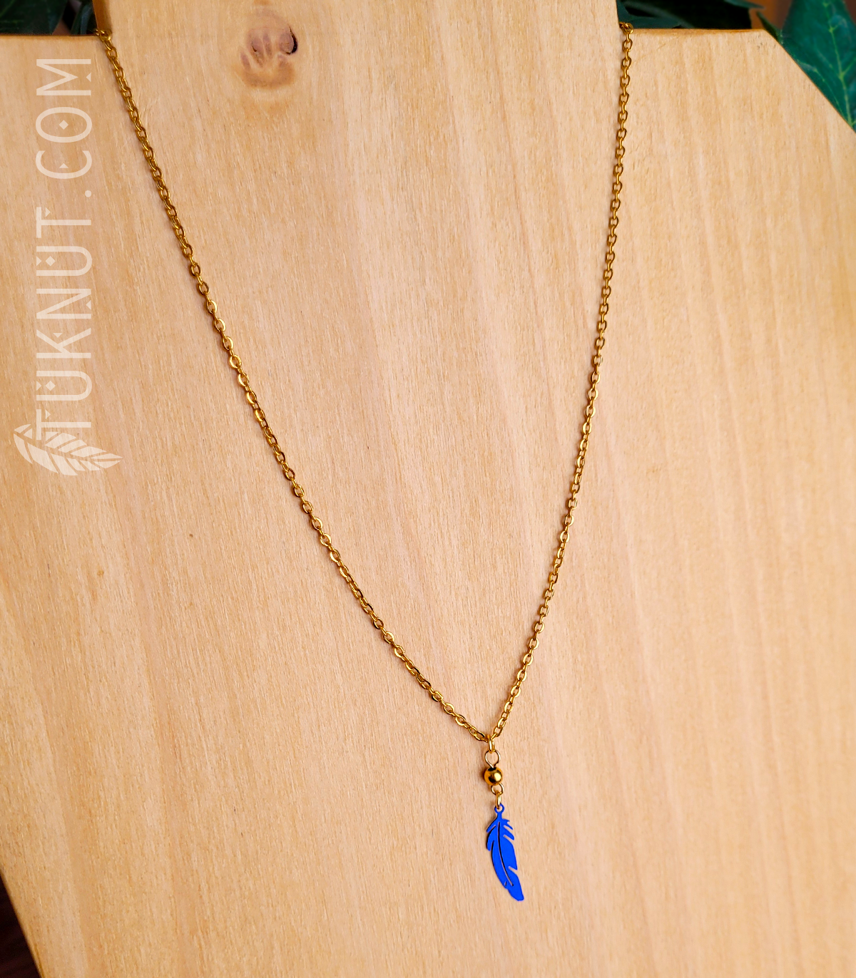 Collier d'inspiration autochtone en acier inoxydable avec pendentif (Plume) • (or et choix de couleurs de plumes : rose, vert, bleu, blanc, mauve, noir, bleu ciel, rouge ou aqua) TUKNUT