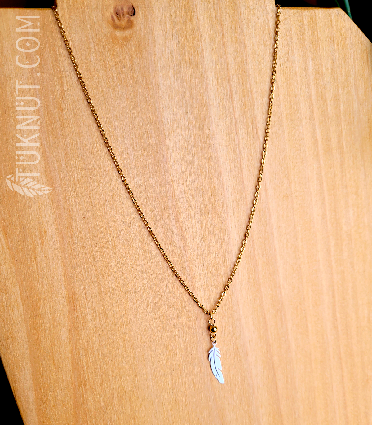 Collier d'inspiration autochtone en acier inoxydable avec pendentif (Plume) • (or et choix de couleurs de plumes : rose, vert, bleu, blanc, mauve, noir, bleu ciel, rouge ou aqua) TUKNUT