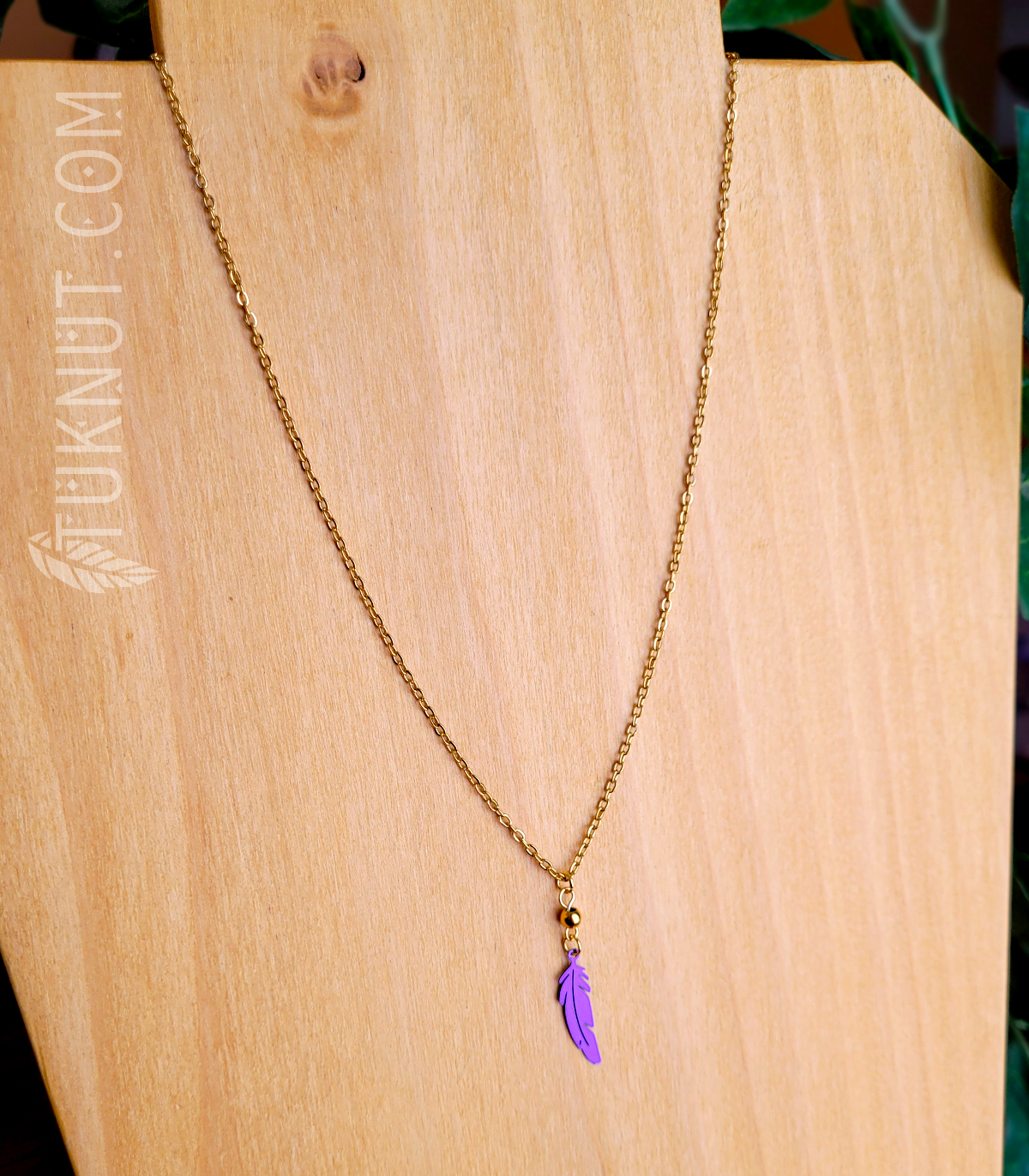 Collier d'inspiration autochtone en acier inoxydable avec pendentif (Plume) • (or et choix de couleurs de plumes : rose, vert, bleu, blanc, mauve, noir, bleu ciel, rouge ou aqua) TUKNUT