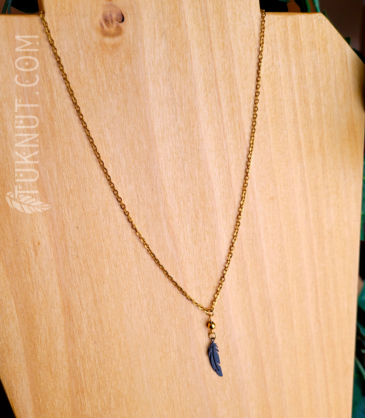 Collier d'inspiration autochtone en acier inoxydable avec pendentif (Plume) • (or et choix de couleurs de plumes : rose, vert, bleu, blanc, mauve, noir, bleu ciel, rouge ou aqua) TUKNUT