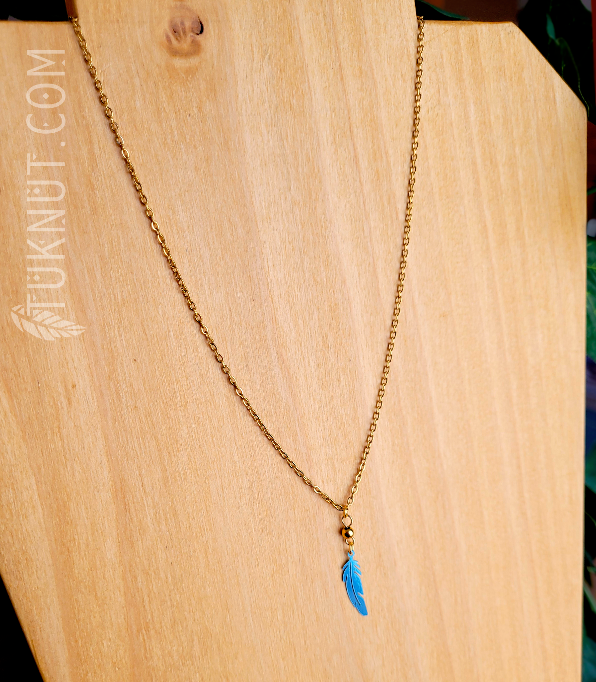 Collier d'inspiration autochtone en acier inoxydable avec pendentif (Plume) • (or et choix de couleurs de plumes : rose, vert, bleu, blanc, mauve, noir, bleu ciel, rouge ou aqua) TUKNUT