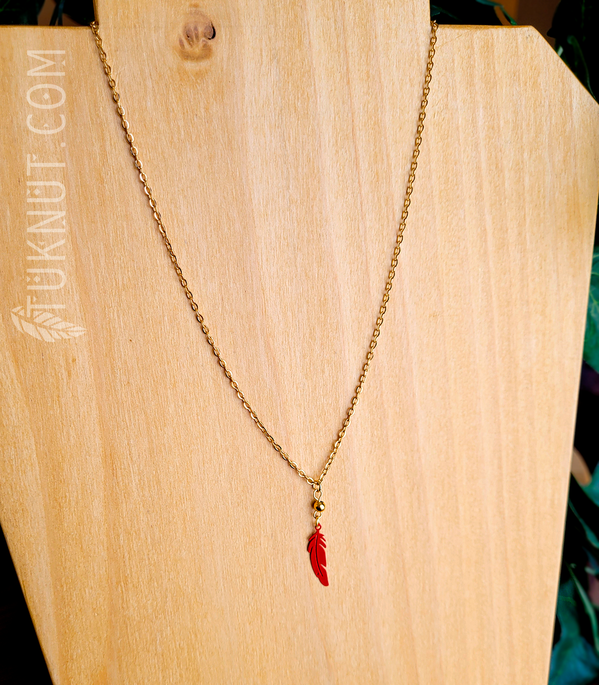 Collier d'inspiration autochtone en acier inoxydable avec pendentif (Plume) • (or et choix de couleurs de plumes : rose, vert, bleu, blanc, mauve, noir, bleu ciel, rouge ou aqua) TUKNUT