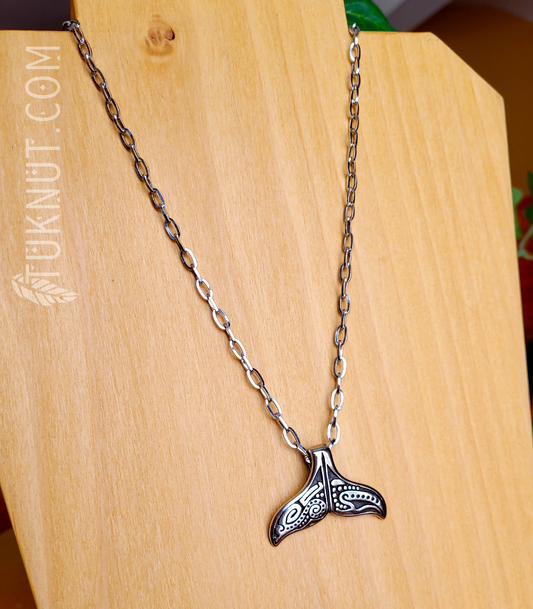 Collier d'inspiration autochtone avec pendentif (queue de baleine) en acier inoxydable (couleurs : argent et noir) TUKNUT