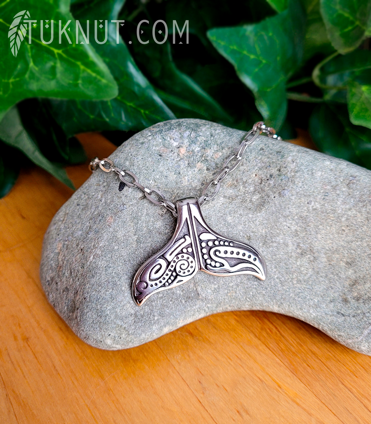 Collier d'inspiration autochtone avec pendentif (queue de baleine) en acier inoxydable (couleurs : argent et noir) TUKNUT