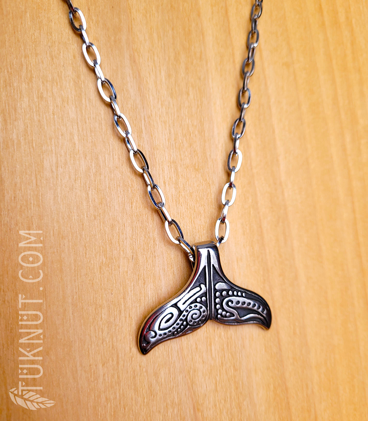 Collier d'inspiration autochtone avec pendentif (queue de baleine) en acier inoxydable (couleurs : argent et noir) TUKNUT
