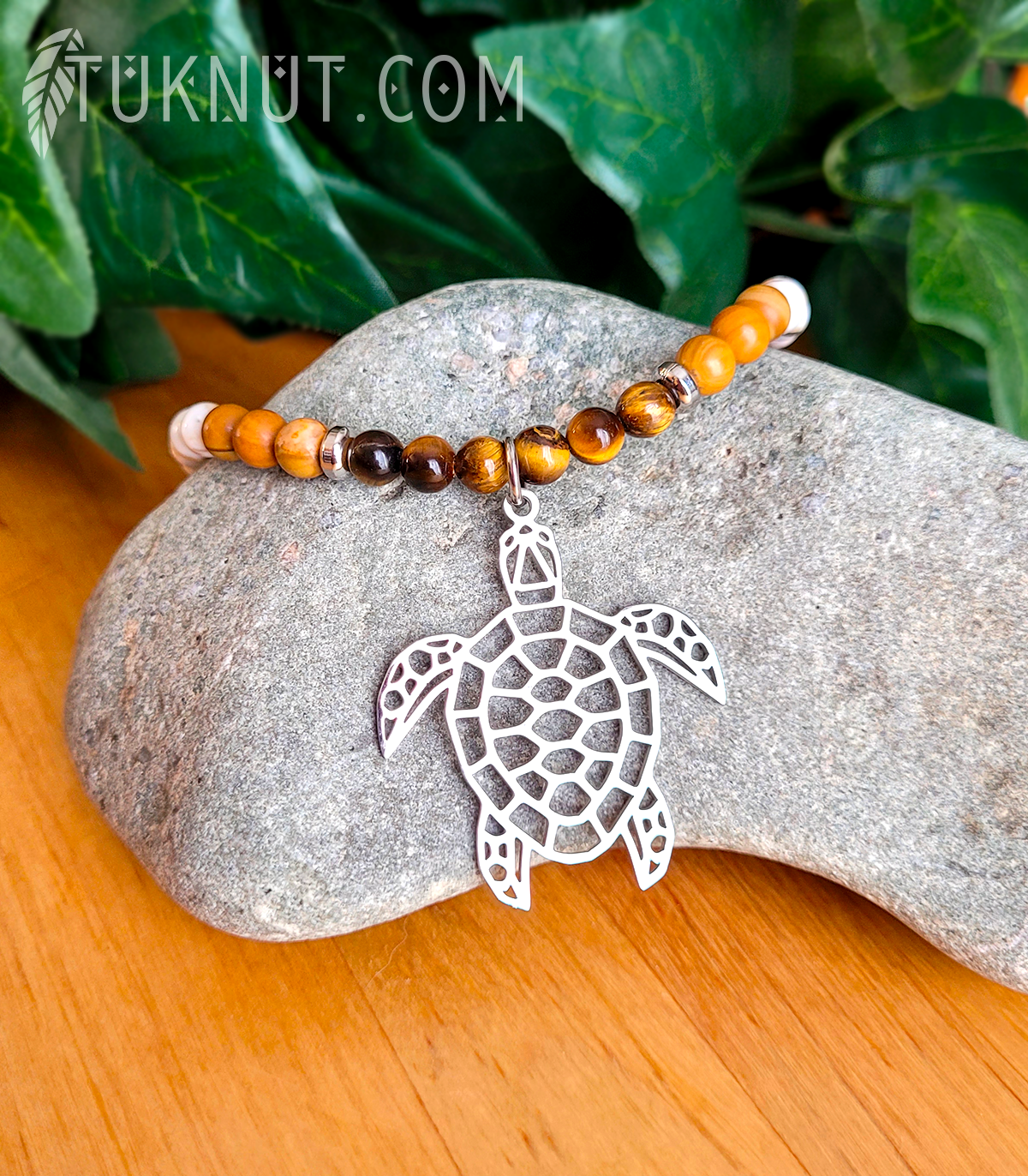 Collier d'inspiration autochtone (monté sur fil en acier inoxydable) avec oeil de tigre, jaspe bois, turquoise (avec coquillage australien) et amazonite du Pérou et pendentif (tortue) en acier inoxydable (couleurs : brun, blanc, beige, aqua et argent) TUKNUT