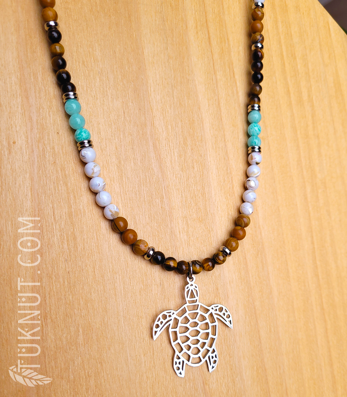 Collier d'inspiration autochtone (monté sur fil en acier inoxydable) avec oeil de tigre, jaspe bois, turquoise (avec coquillage australien) et amazonite du Pérou et pendentif (tortue) en acier inoxydable (couleurs : brun, blanc, beige, aqua et argent) TUKNUT