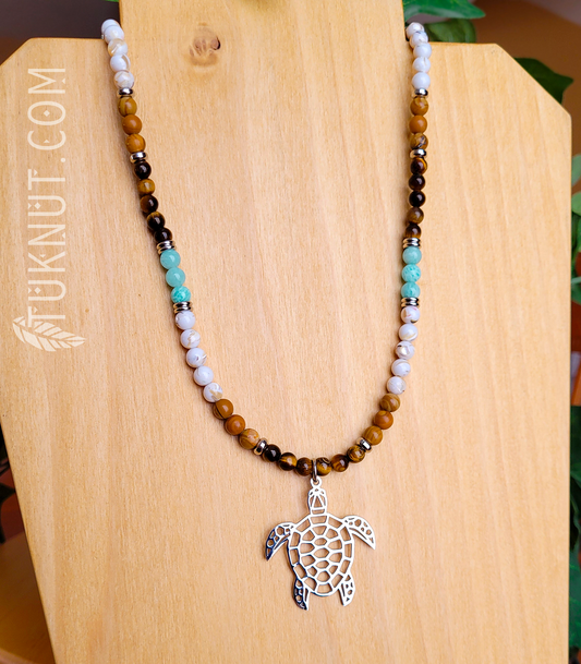 Collier d'inspiration autochtone (monté sur fil en acier inoxydable) avec oeil de tigre, jaspe bois, turquoise (avec coquillage australien) et amazonite du Pérou et pendentif (tortue) en acier inoxydable (couleurs : brun, blanc, beige, aqua et argent) TUKNUT