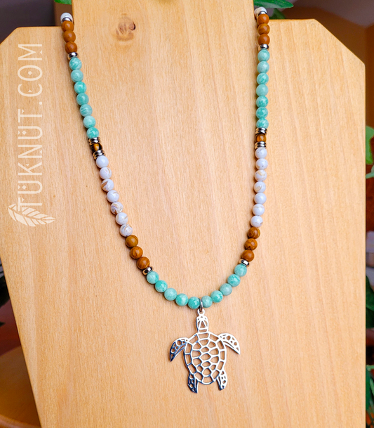 Collier d'inspiration autochtone (monté sur fil en acier inoxydable) avec oeil de tigre, jaspe bois, turquoise (avec coquillage australien) et amazonite du Pérou et pendentif (tortue) en acier inoxydable (couleurs : brun, blanc, beige, aqua et argent) TUKNUT