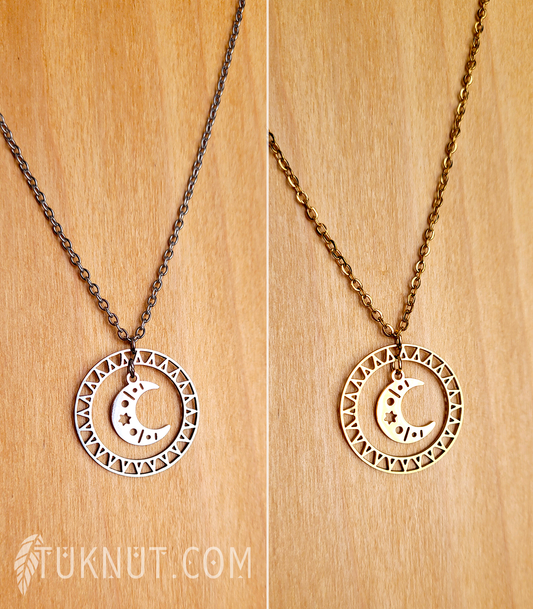 Collier d'inspiration autochtone en acier inoxydable avec pendentif (Soleil avec la lune et les étoiles) (choix de couleurs : argent ou or) TUKNUT