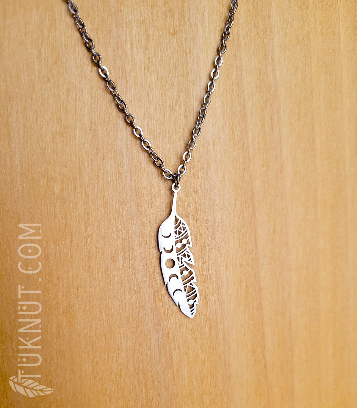 Collier d'inspiration autochtone en acier inoxydable avec pendentif (Plume avec les phases de la lune) (couleur : argent) TUKNUT