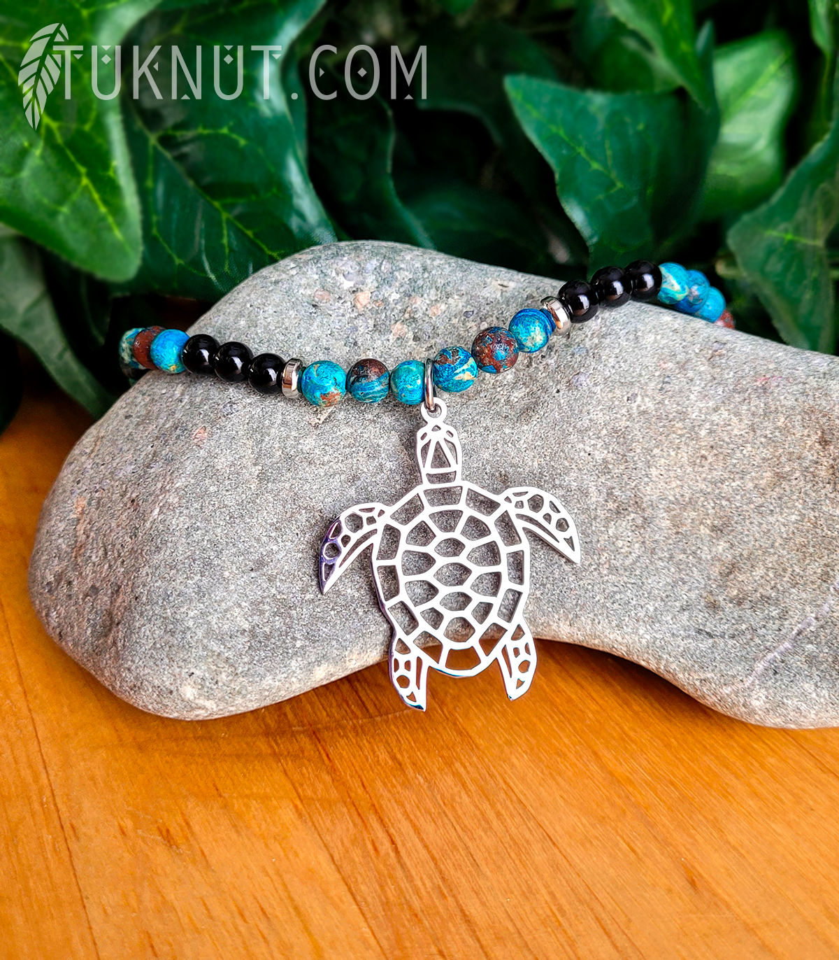 Collier d'inspiration autochtone (monté sur fil en acier inoxydable) avec jaspe automne bleu, onyx et oeil de tigre rouge, avec pendentif (tortue) en acier inoxydable (couleurs : bleu, brun, noir et argent) TUKNUT