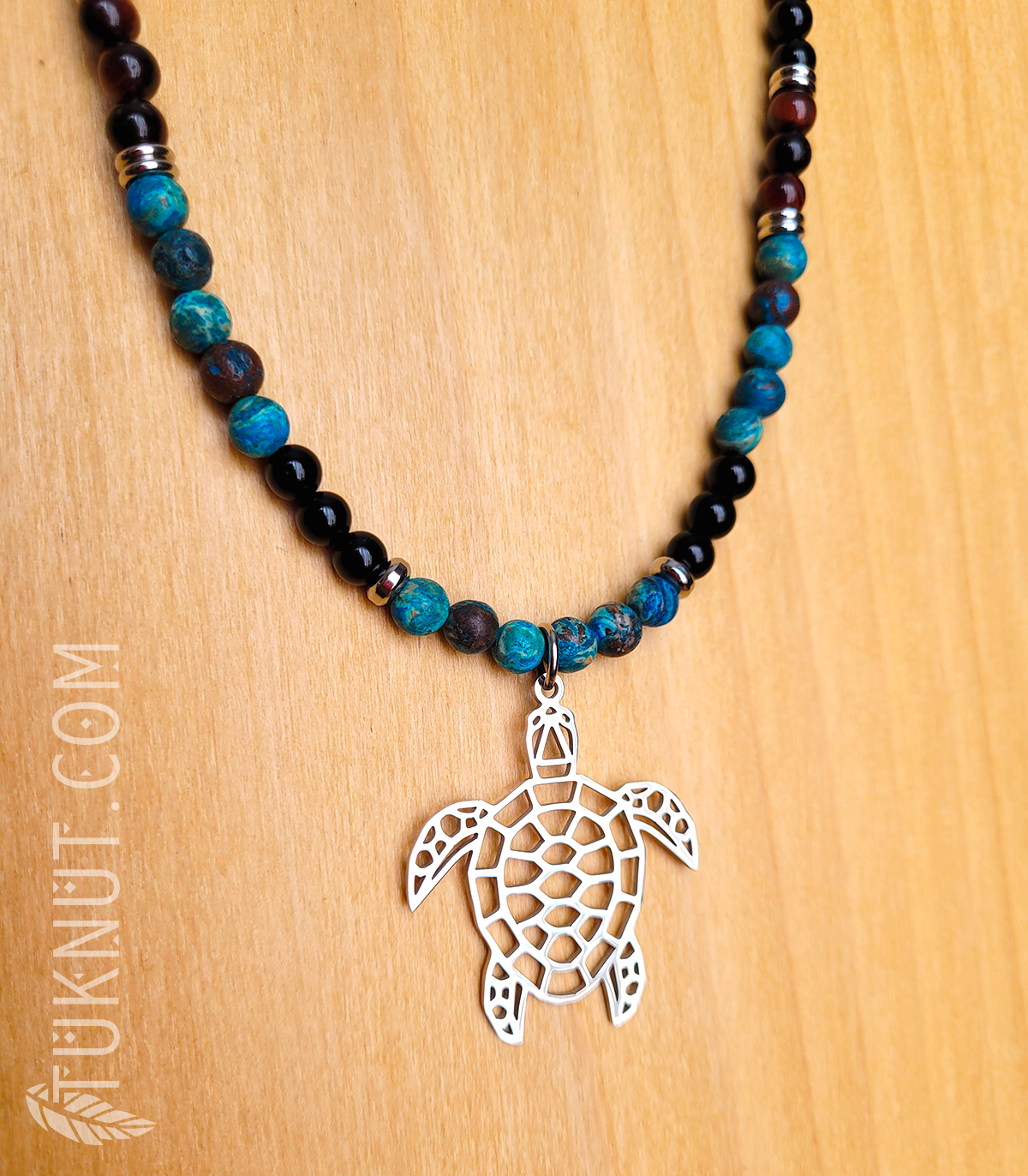 Collier d'inspiration autochtone (monté sur fil en acier inoxydable) avec jaspe automne bleu, onyx et oeil de tigre rouge, avec pendentif (tortue) en acier inoxydable (couleurs : bleu, brun, noir et argent) TUKNUT