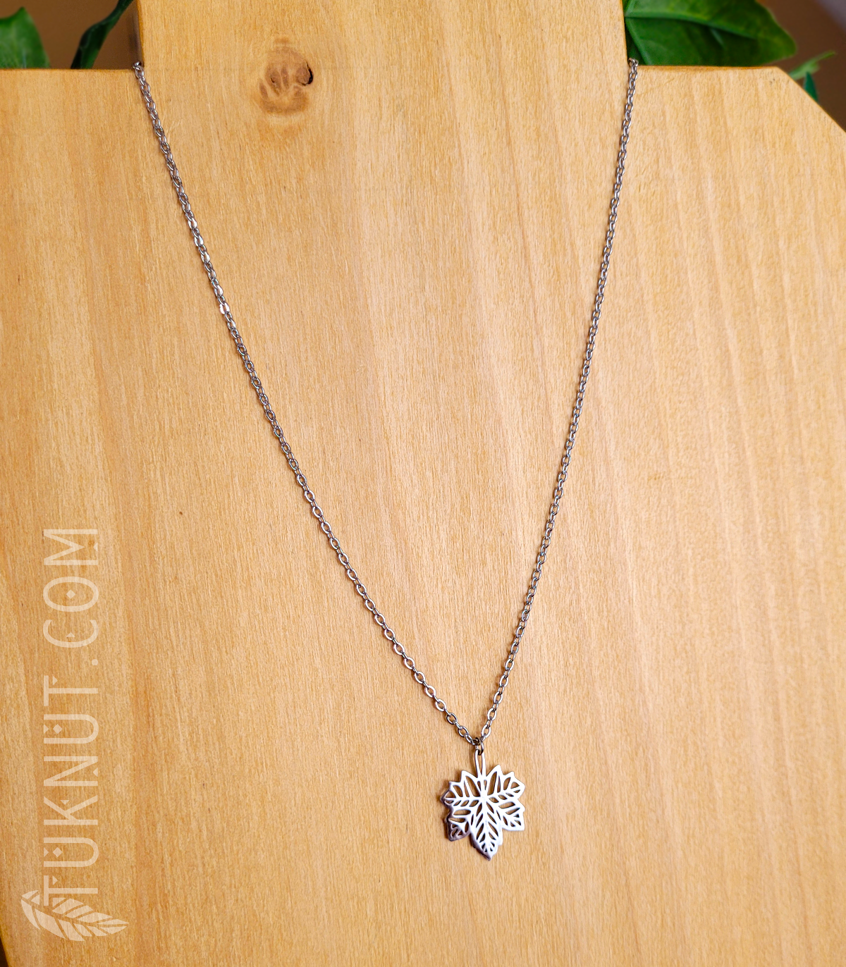 Collier d'inspiration autochtone avec pendentif (Feuille d'érable) et breloque (Feuille • au bout de la rallonge) en acier inoxydable (couleur : argent) TUKNUT