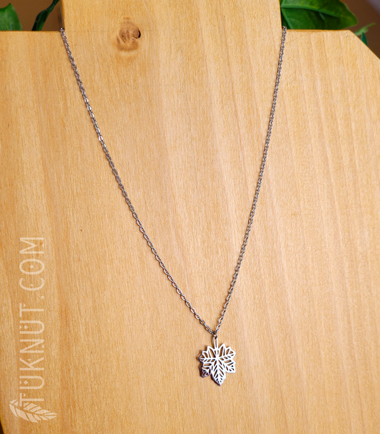 Collier d'inspiration autochtone avec pendentif (Feuille d'érable) et breloque (Feuille • au bout de la rallonge) en acier inoxydable (couleur : argent) TUKNUT