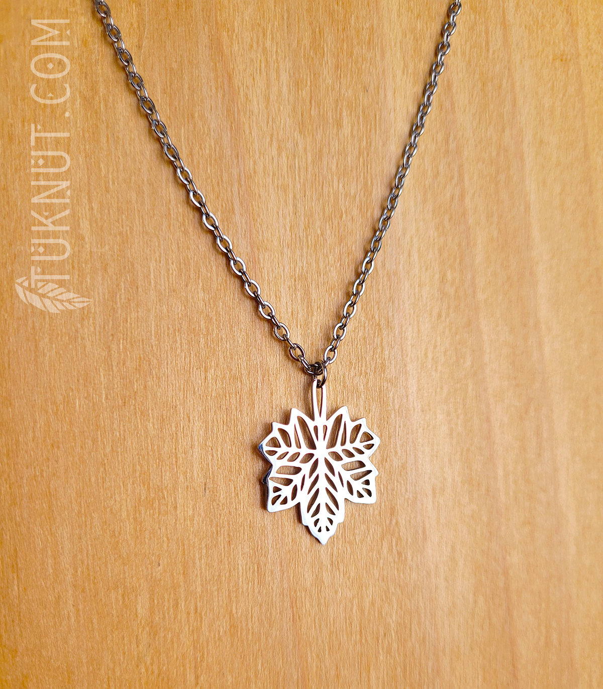 Collier d'inspiration autochtone avec pendentif (Feuille d'érable) et breloque (Feuille • au bout de la rallonge) en acier inoxydable (couleur : argent) TUKNUT