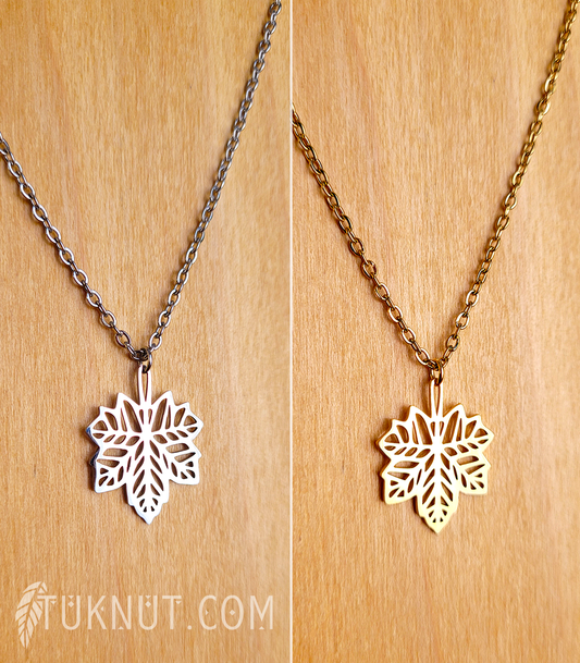 Collier d'inspiration autochtone avec pendentif (Feuille d'érable) et breloque (Feuille • au bout de la rallonge) en acier inoxydable (choix de couleurs : argent ou or) TUKNUT