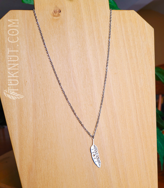 Collier d'inspiration autochtone en acier inoxydable avec pendentif (Plume avec les phases de la lune) (couleur : argent) TUKNUT