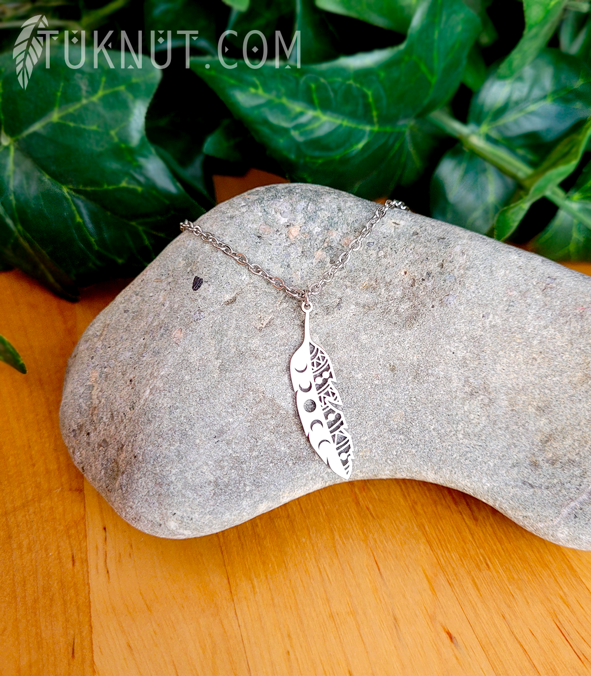 Collier d'inspiration autochtone en acier inoxydable avec pendentif (Plume avec les phases de la lune) (couleur : argent) TUKNUT
