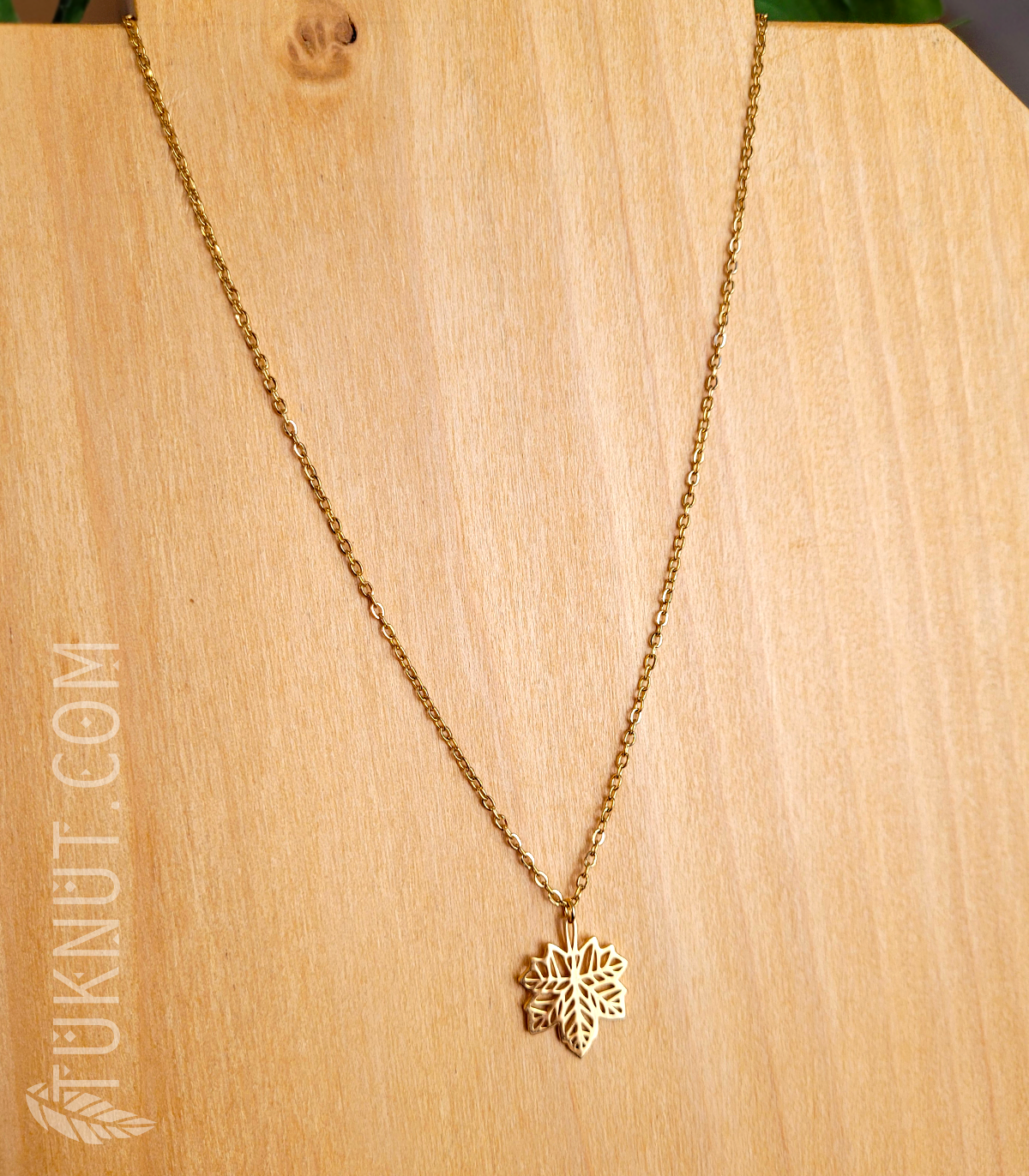 Collier d'inspiration autochtone avec pendentif (Feuille d'érable) et breloque (Feuille • au bout de la rallonge) en acier inoxydable (couleur : or) TUKNUT