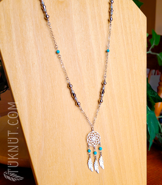 Collier d'inspiration autochtone en acier inoxydable; avec turquoise et pendentif (capteur de rêves avec 3 plumes) (couleurs : argent et turquoise) TUKNUT