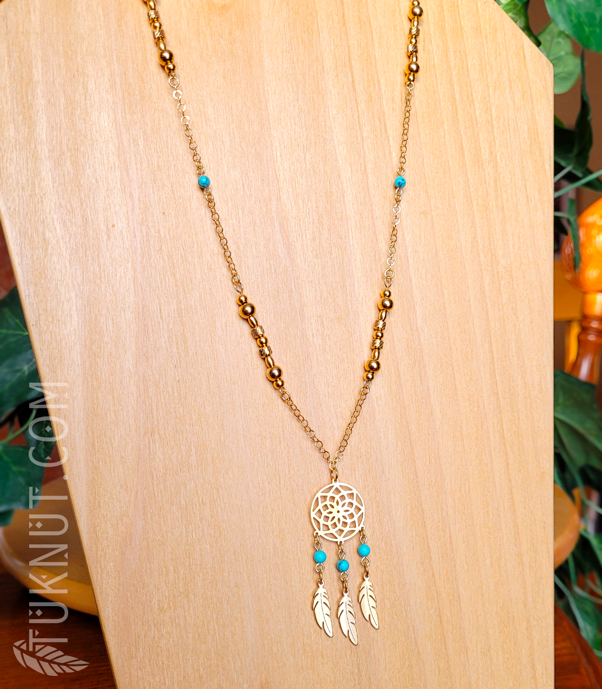 Collier d'inspiration autochtone en acier inoxydable; avec turquoise et pendentif (capteur de rêves avec 3 plumes) (couleurs : or et turquoise) TUKNUT