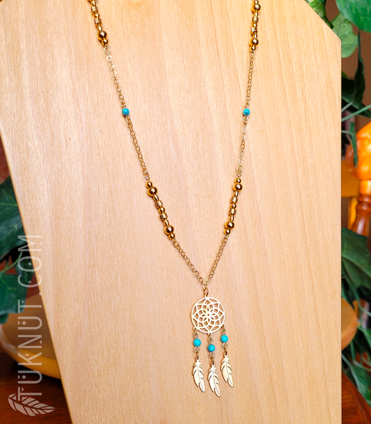 Collier d'inspiration autochtone en acier inoxydable; avec turquoise et pendentif (capteur de rêves avec 3 plumes) (couleurs : or et turquoise) TUKNUT
