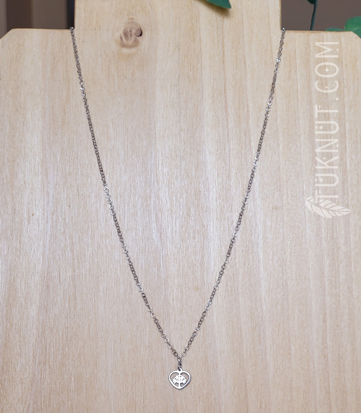 Collier d'inspiration autochtone avec pendentif (arbre de vie dans un coeur) en acier inoxydable (couleur : argent) TUKNUT