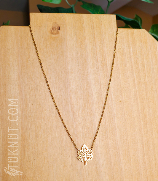 Collier d'inspiration autochtone avec breloques (Feuille d'érable) et (Feuille • au bout de la rallonge) en acier inoxydable (couleur : or) TUKNUT