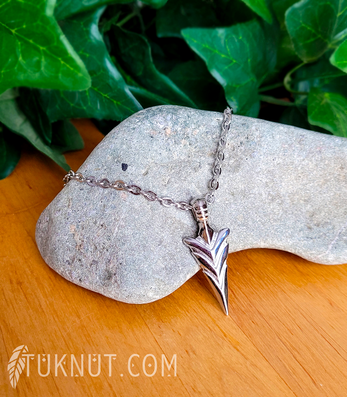 Collier d'inspiration autochtone avec pendentif (tête de flèche taillée) en acier inoxydable (couleur : argent) TUKNUT