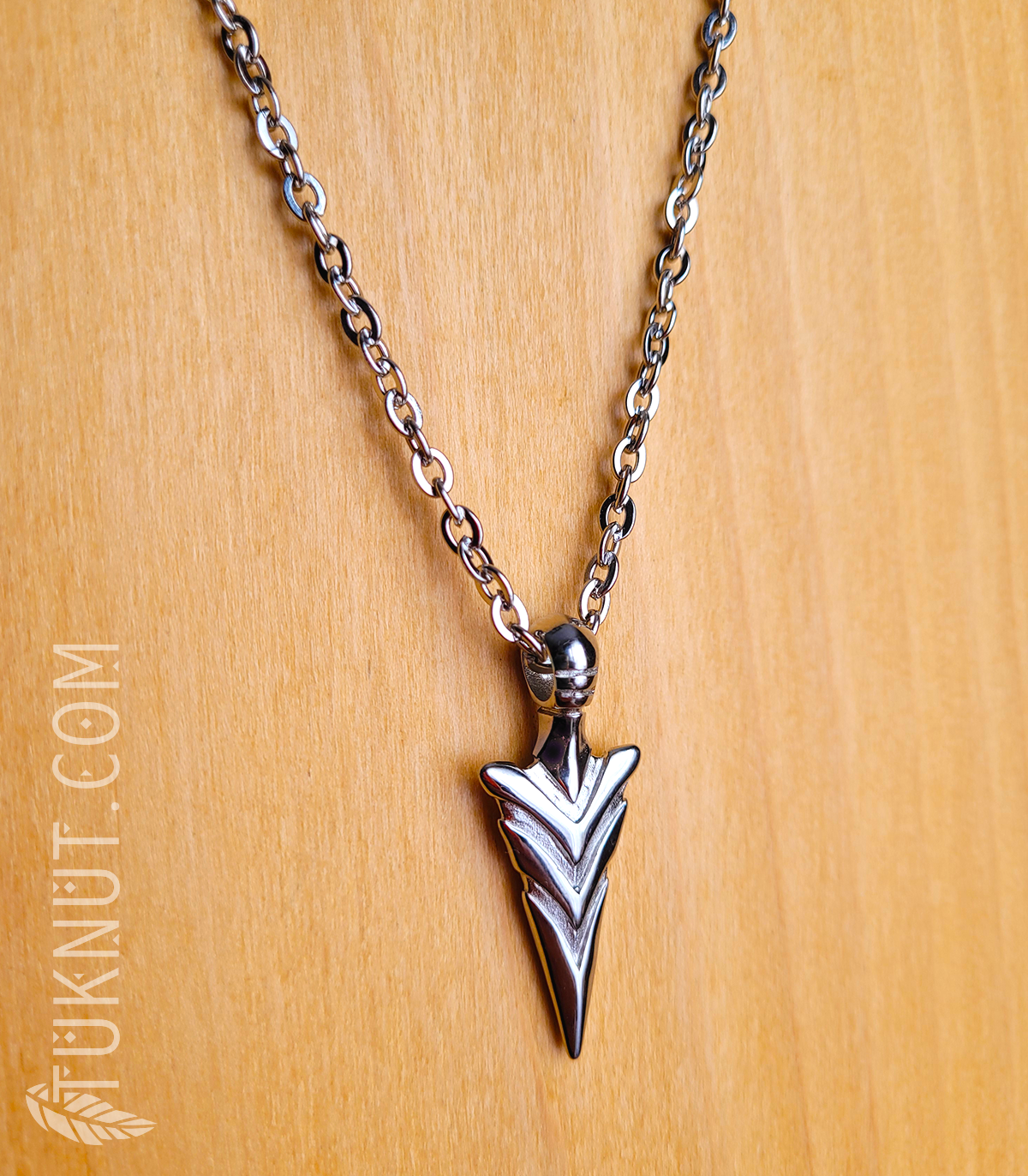 Collier d'inspiration autochtone avec pendentif (tête de flèche taillée) en acier inoxydable (couleur : argent) TUKNUT
