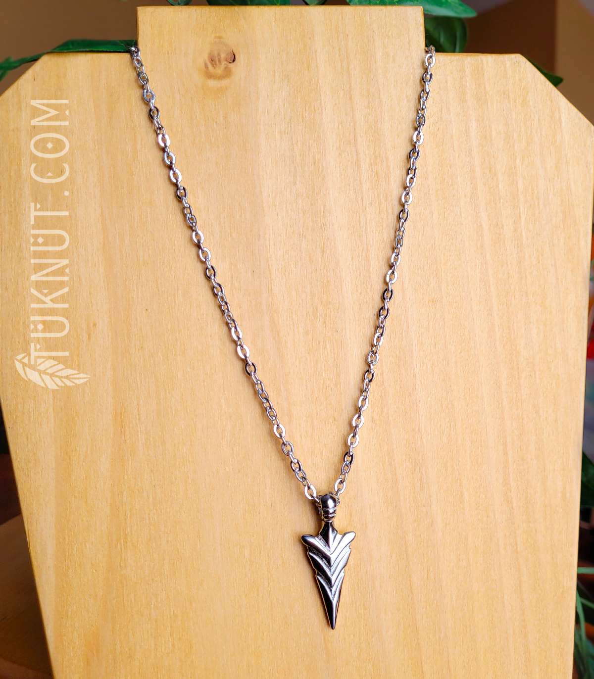 Collier d'inspiration autochtone avec pendentif (tête de flèche taillée) en acier inoxydable (couleur : argent) TUKNUT
