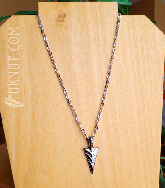 Collier d'inspiration autochtone avec pendentif (tête de flèche taillée) en acier inoxydable (couleur : argent) TUKNUT