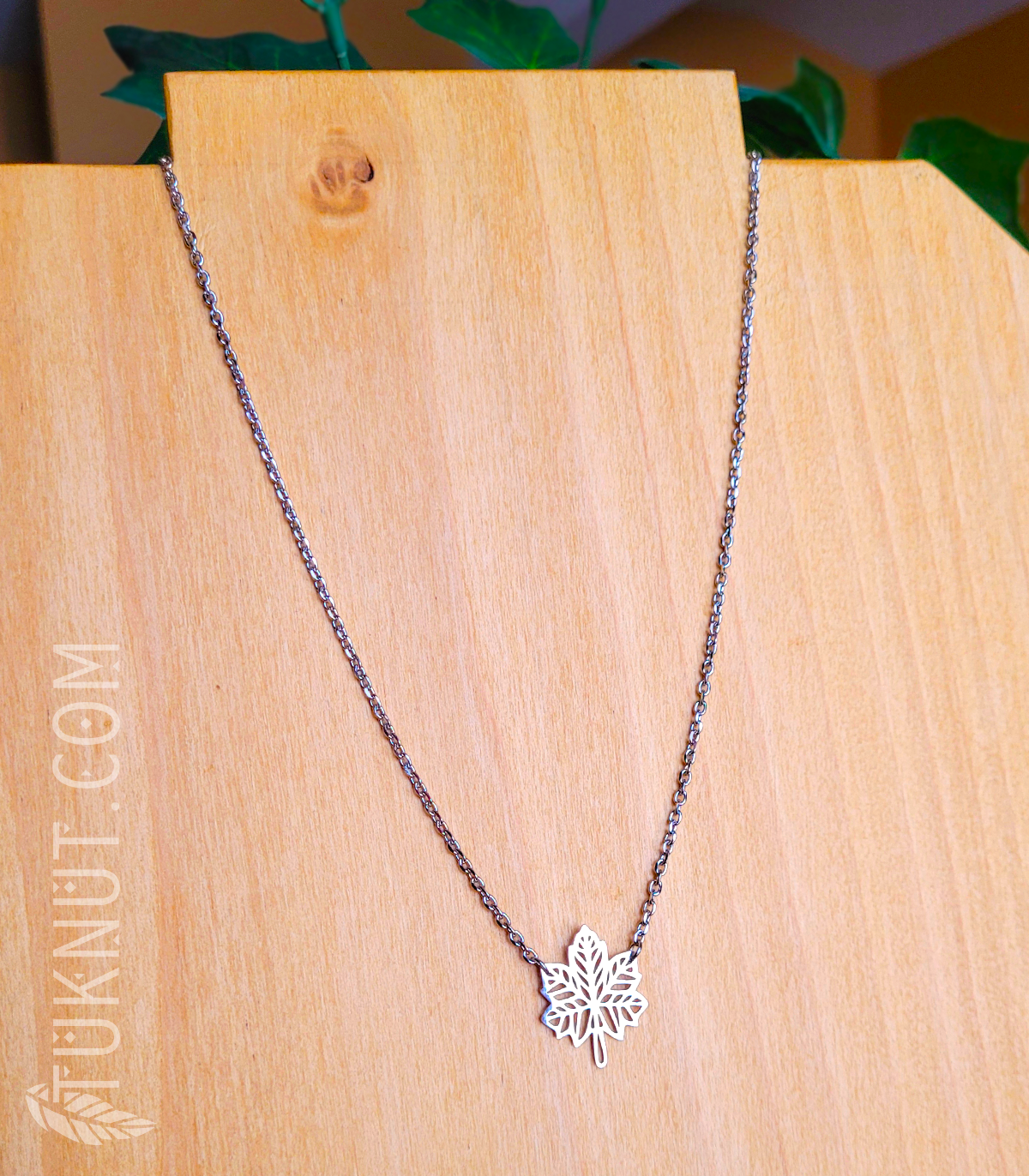 Collier d'inspiration autochtone avec pendentif (Feuille d'érable) et breloque (Feuille • au bout de la rallonge) en acier inoxydable (choix de couleurs : argent ou or) TUKNUT
