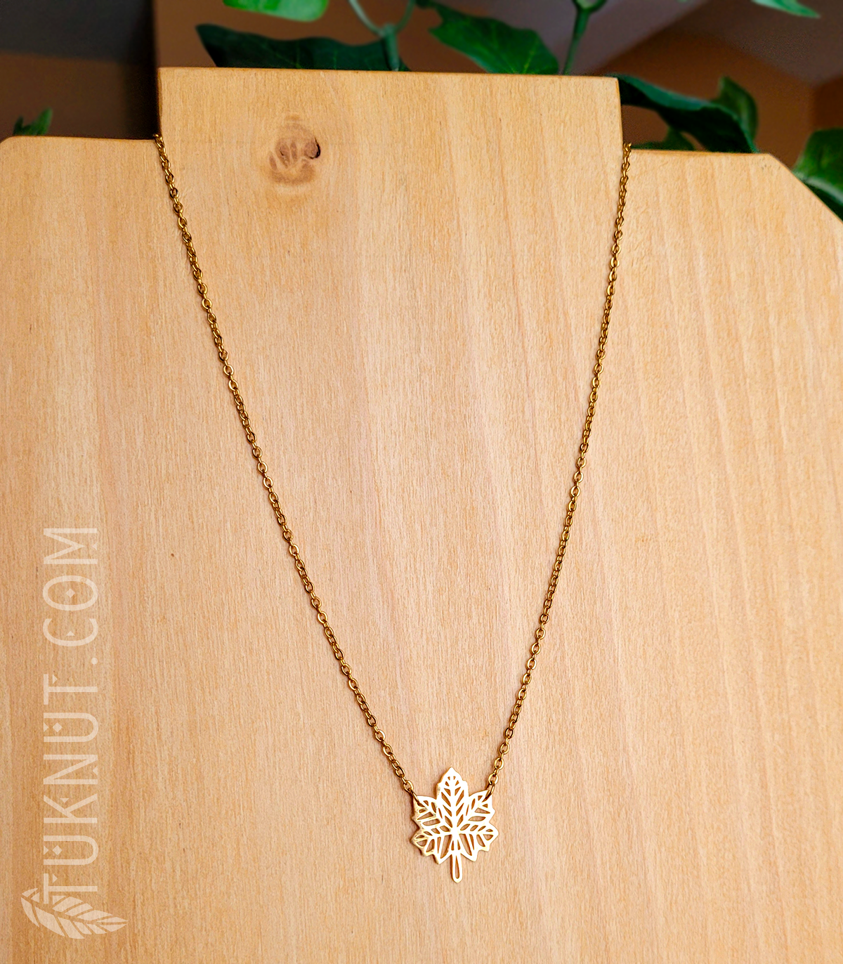 Collier d'inspiration autochtone avec pendentif (Feuille d'érable) et breloque (Feuille • au bout de la rallonge) en acier inoxydable (choix de couleurs : argent ou or) TUKNUT