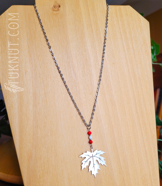 Collier d'inspiration autochtone; avec turquoise, howlite et pendentif (Feuille d'érable) en acier inoxydable (couleur : rouge, blanc et argent) TUKNUT