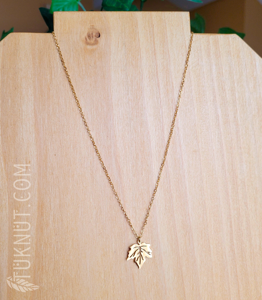Collier d'inspiration autochtone avec pendentif (Feuille d'érable) et breloque (Feuille • au bout de la rallonge) en acier inoxydable (couleur : or) TUKNUT