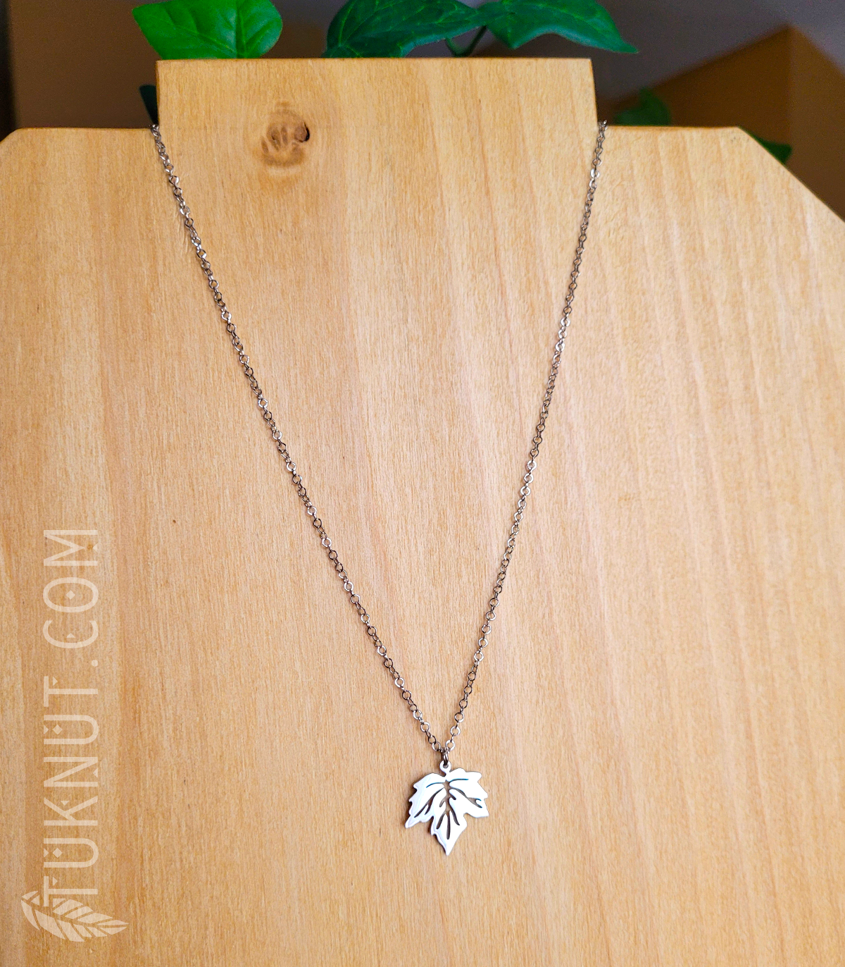 Collier d'inspiration autochtone avec pendentif (Feuille d'érable) et breloque (Feuille • au bout de la rallonge) en acier inoxydable (choix de couleurs : argent ou or) TUKNUT