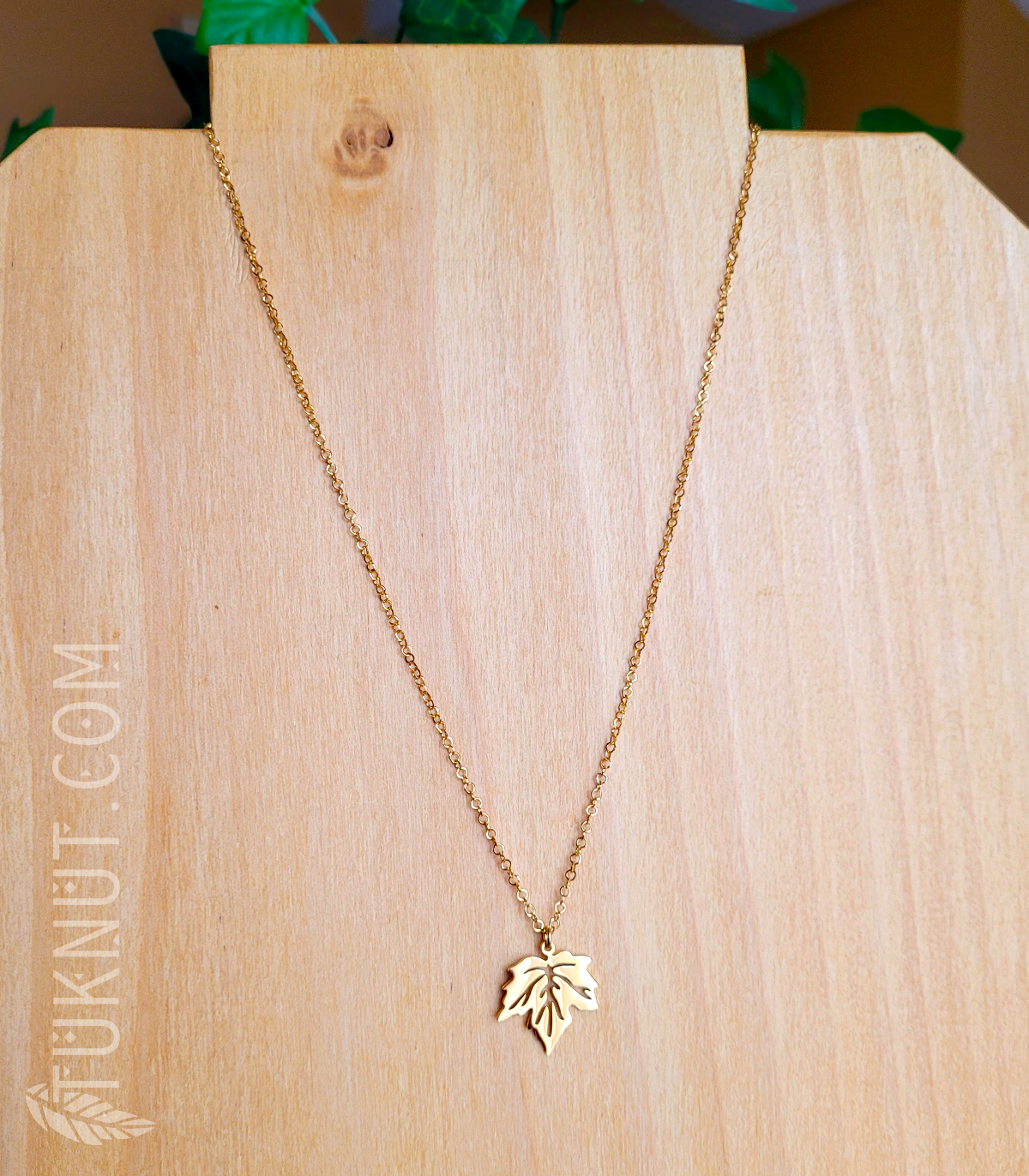 Collier d'inspiration autochtone avec pendentif (Feuille d'érable) et breloque (Feuille • au bout de la rallonge) en acier inoxydable (choix de couleurs : argent ou or) TUKNUT
