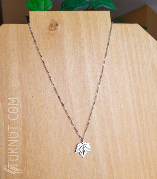 Collier d'inspiration autochtone avec pendentif (Feuille d'érable) et breloque (Feuille • au bout de la rallonge) en acier inoxydable (couleur : argent) TUKNUT