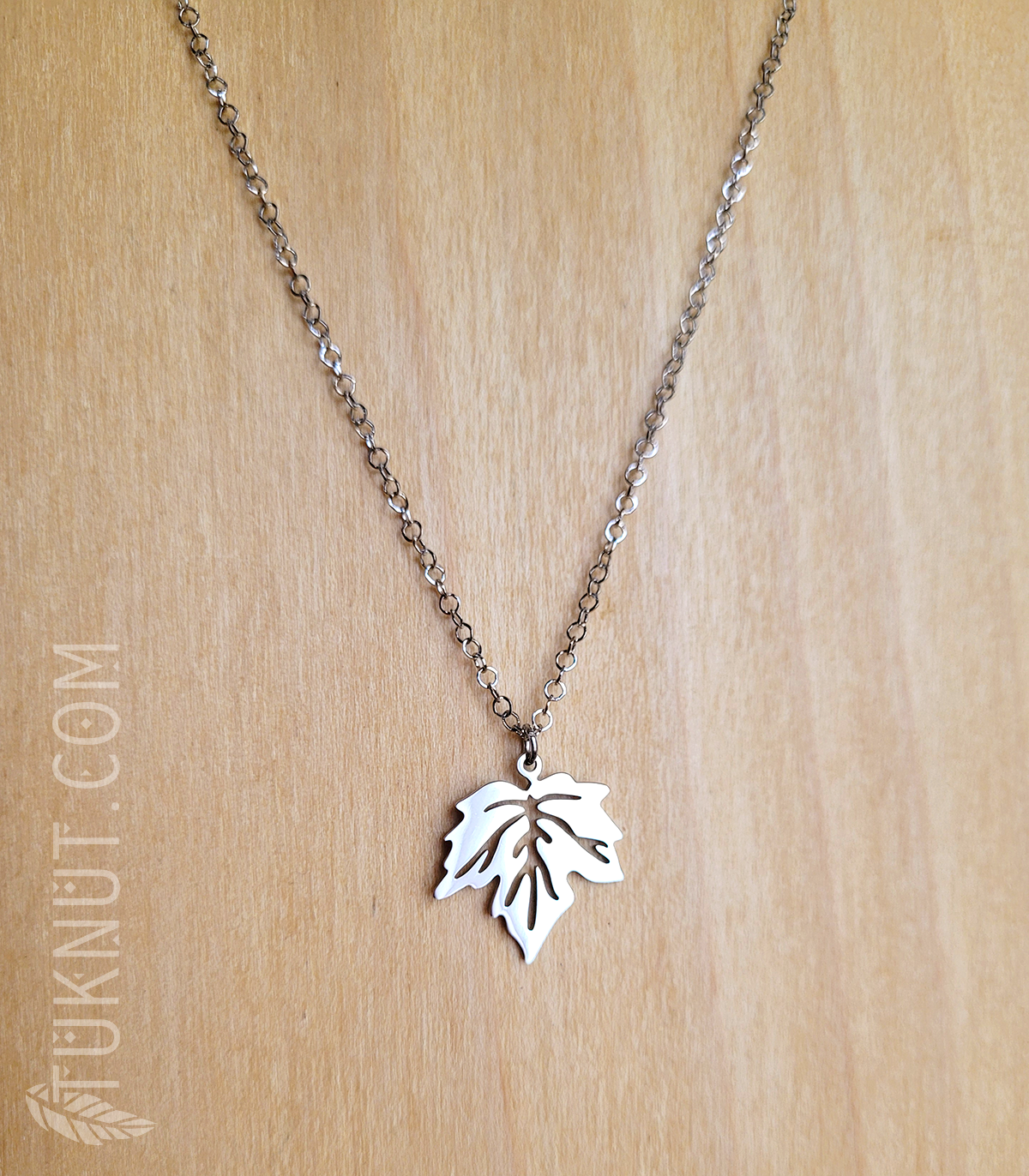 Collier d'inspiration autochtone avec pendentif (Feuille d'érable) et breloque (Feuille • au bout de la rallonge) en acier inoxydable (couleur : argent) TUKNUT