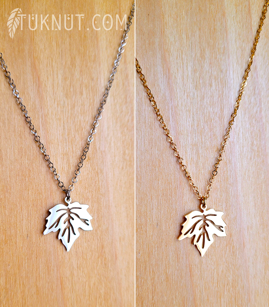 Collier d'inspiration autochtone avec pendentif (Feuille d'érable) et breloque (Feuille • au bout de la rallonge) en acier inoxydable (choix de couleurs : argent ou or) TUKNUT