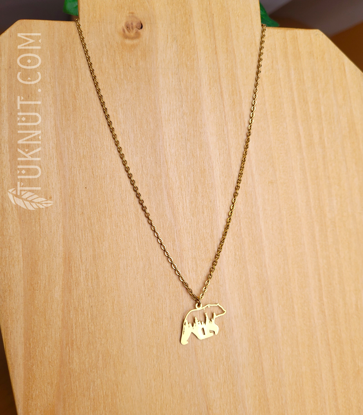 Collier d'inspiration autochtone avec pendentif (Ours avec à l'intérieur une Forêt) en acier inoxydable (couleur : or) TUKNUT