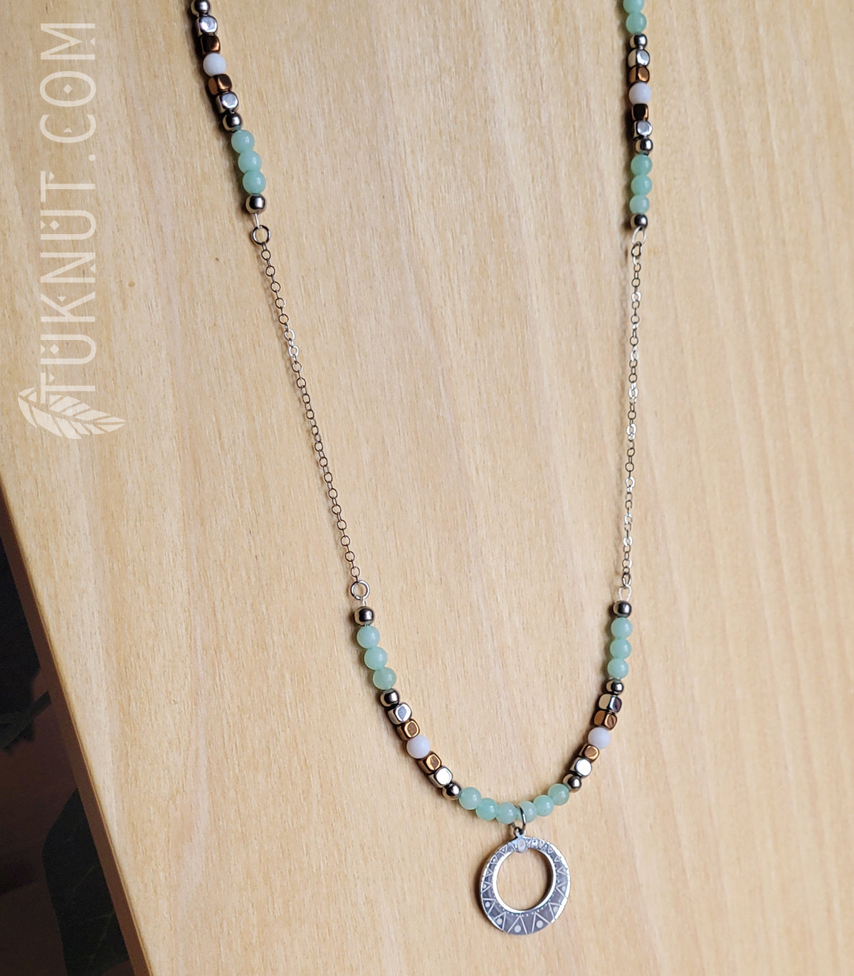 Collier d'inspiration autochtone avec pendentif (soleil) en acier inoxydable avec amazonite, hématite et obsidienne (couleurs : turquoise pâle, blanc, cuivre et argent) TUKNUT