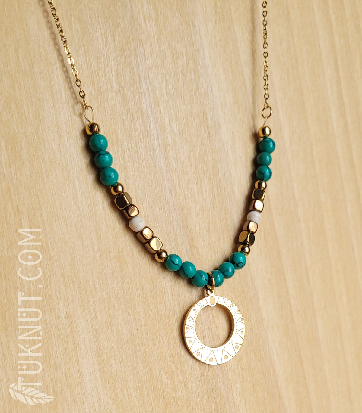 Collier d'inspiration autochtone avec pendentif (soleil) en acier inoxydable avec turquoise et hématite (couleurs : vert, beige, cuivre et or) TUKNUT