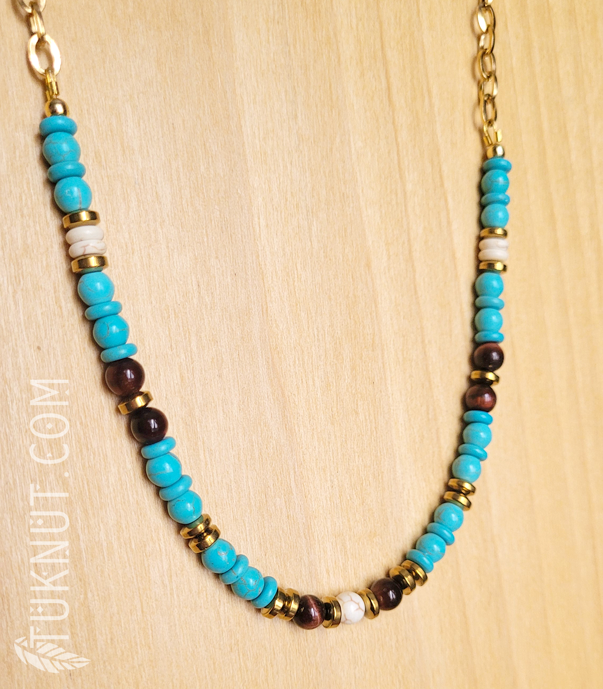 Collier d'inspiration autochtone avec turquoise, hématite, oeil de tigre rouge et chaîne en acier inoxydable (couleurs : turquoise, beige, brun et or) TUKNUT